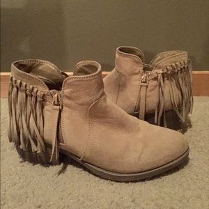 Women’s tan size 9 American Eagle booties!